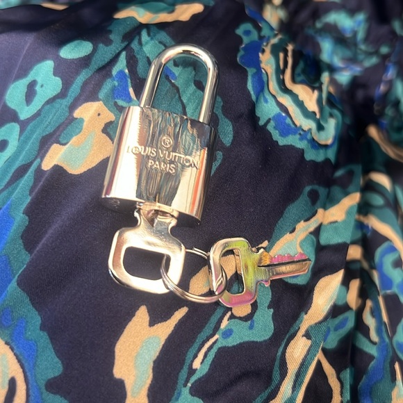 🔥 LV Lock & 2 Keys Silver 315🔥🤑 - Picture 4 of 5